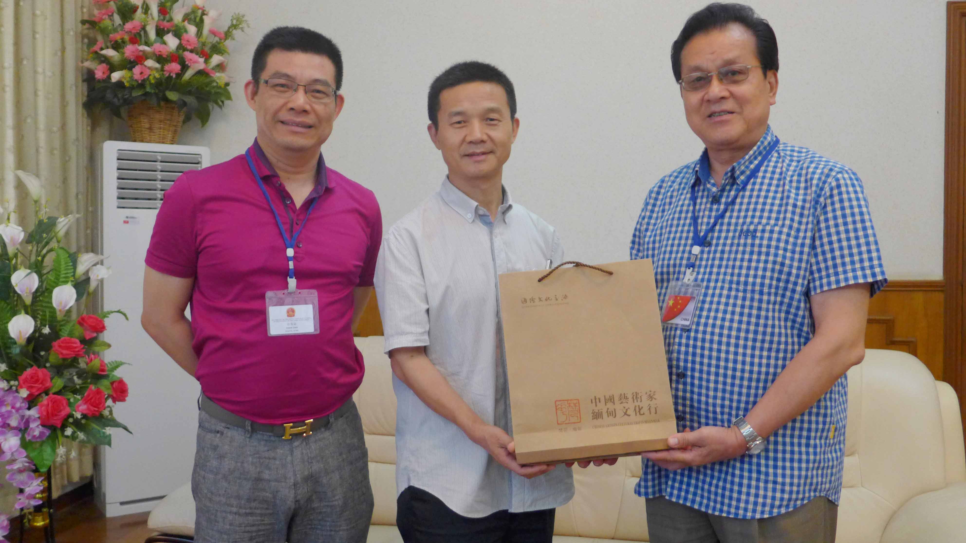 中方代表与缅方大使馆代表互赠纪念品.JPG