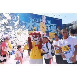 “泡泡跑”万人high翻天 牛尚牛狂吸睛